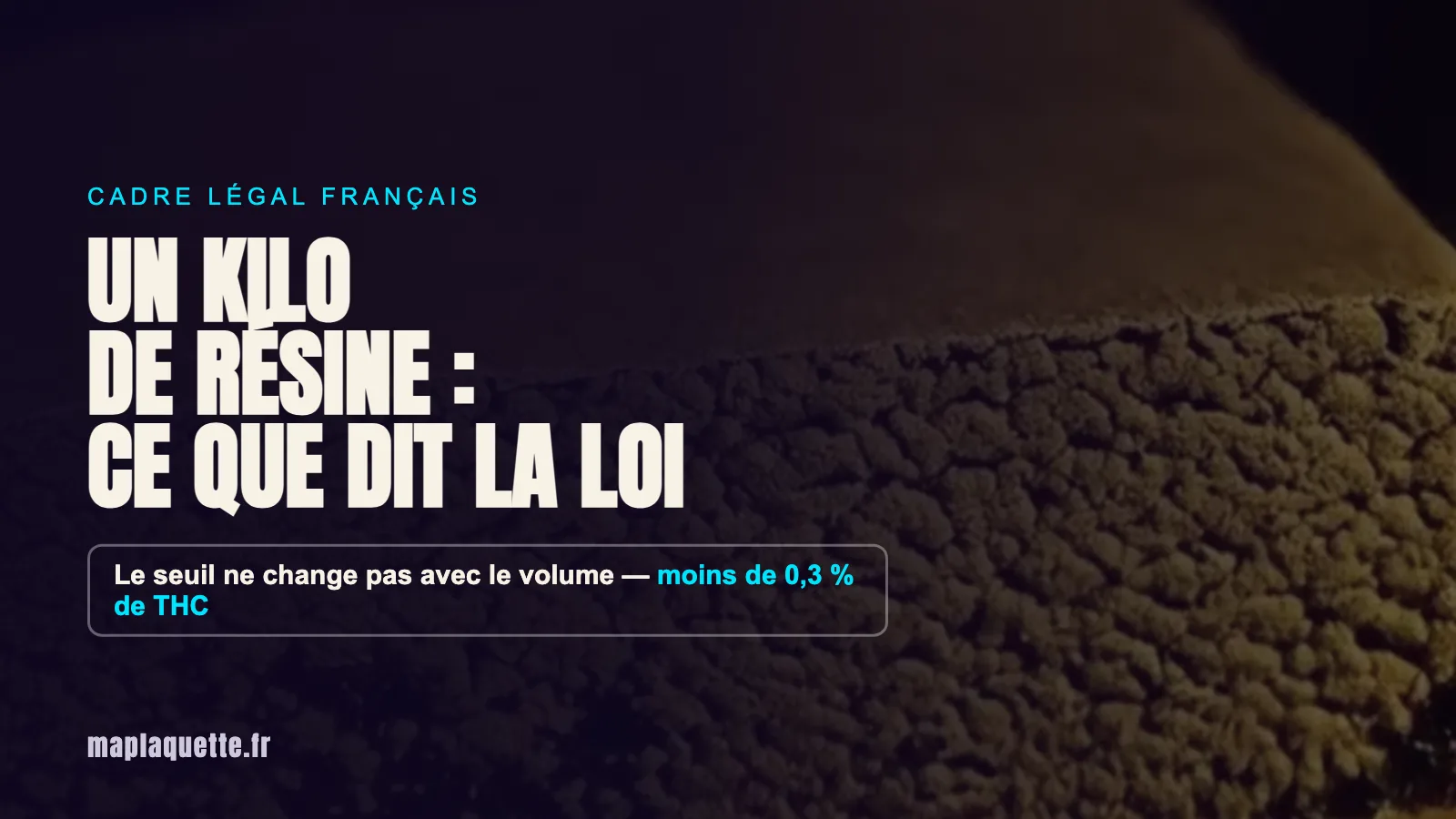 Bloc de résine de chanvre CBD pressée posé sur un plan sombre, accompagné du texte rappelant le seuil légal de 0,3 % de THC en France