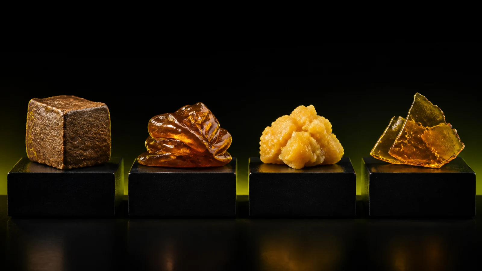 Comparaison éditoriale entre résine pressée, rosin ambré, wax crémeuse et shatter translucide sur fond noir premium